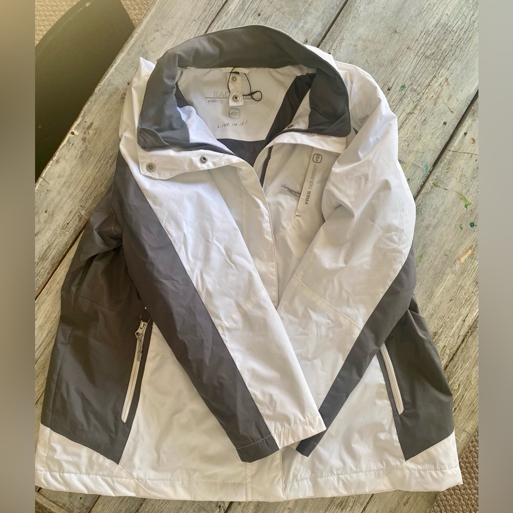 Women’s winter snow jacket. Free country radiance size one X white and gray.